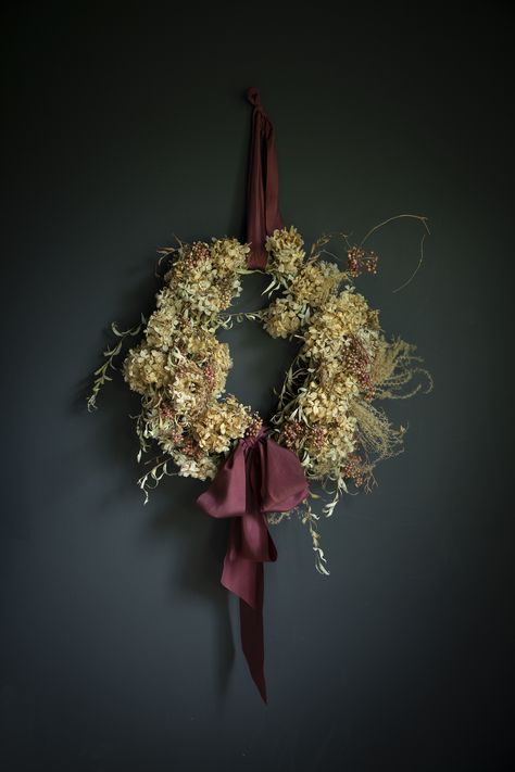 Fall Wreath Modern, Dry Flowers Christmas Tree, Contemporary Fall Wreath, Wreaths With Hydrangeas, Nordic Christmas Wreath, Christmas Wreaths Modern, Christmas Wreath Natural, Dried Christmas Wreath, Modern Wreaths For Front Door