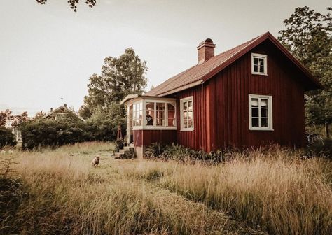 Swedish Style Home Interior Design, Scandinavian Country House, Scandinavian Interior Cottage, Old Swedish House Interior, Swedish Cottage Floor Plan, Swedish Country House Exterior, Swedish Summer House Interiors, Scandinavian Cottagecore, Nordic Cottage Exterior