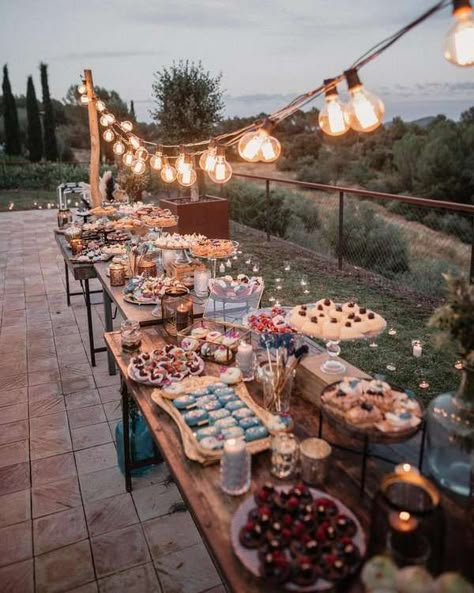 Party Website, Deco Champetre, Barn Wedding Reception, Drink Party, Lights Wedding Decor, Country Barn Weddings, Rustic Wedding Reception, Rustic Wedding Decorations, Wedding Reception Food