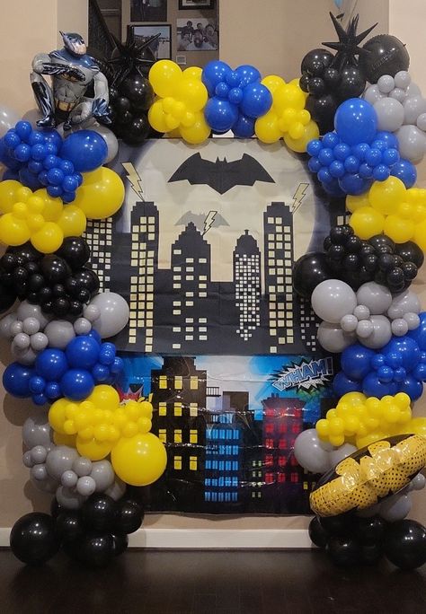 Batman Balloon Arch, Batman Balloon Garland, Batman Birthday Theme, Batman Theme, Batman Party, Batman Birthday, Baby First Birthday, 4th Birthday Parties, Birthday Photoshoot