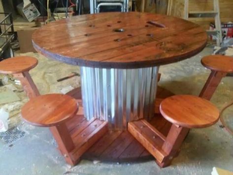 Wire Spool Table Wire Spool Tables, Outdoor Chairs Wooden, Pallet Bank, Wooden Spool Tables, Cable Spool Tables, Wooden Spool Projects, Diy Bank, Backyard Table, Spool Furniture