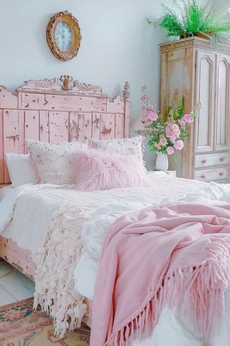 Pink Farmhouse Bedroom, Eloise Bedroom, Shabby Chic Bedrooms Romantic, Pink Shabby Chic Bedroom, Ballet Bedroom, Vintage Shabby Chic Bedroom, Shabby Chic Halloween, Shabby Chic Romantic Bedroom, Shabby Chic Garland