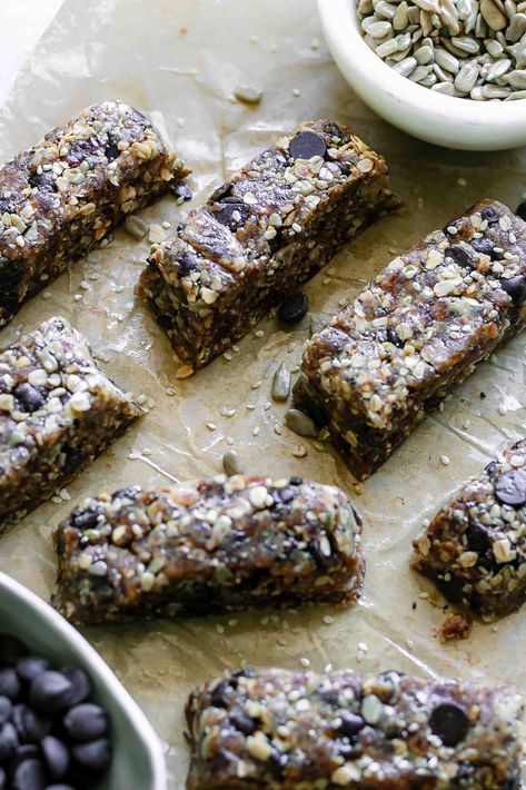 These Chocolate Tahini Crunch Bars are the perfect plant-based bar made from pumpkin, sunflower, and chia seeds with tahini, rolled oats, and vegan chocolate chips. Perfect for meal prep! Sunflower Seed Bars, Seed Bars Recipe, Matcha Energy Balls, Vegan Chocolate Chips, Chocolate Tahini, Seed Bars, Crunch Bars, Pumpkin Sunflower, Carob Chips