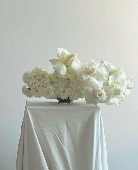 Modern White Flowers, White Flower Installation, Neutral Wedding Florals, White Orchid Centerpiece, White Floral Arrangements, Orchid Centerpieces, Joshua Tree Wedding, Flower Installation, Rose Arrangements