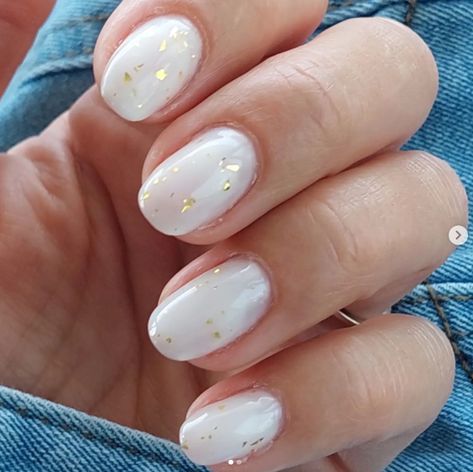 Summer Gel Nails Ideas Short Simple White, White February Nails, Sukkot Nails, Nails White With Design, Vacation White Nails, Bridal Nails White And Gold, White Confirmation Nails, Spring White Nails, White Beach Nails Vacation