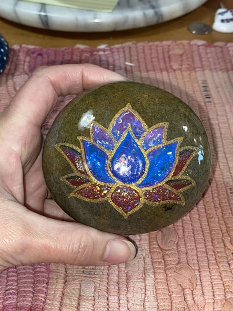 Lotus Painted Rock, Rock Painting Flowers, Lotus Flower Painting, Garden Rock Art, Rock Flowers, Mandala Rock Art, Stone Art Painting, Rock And Pebbles, Painted Rocks Craft