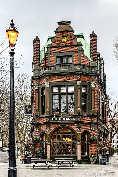 Pubs In London, Architecture Cool, Best Pubs, London Pubs, On The Corner, Architecture Old, Urban Sketching, England Travel, Old Buildings