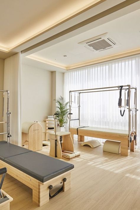 Pilates Studio Design Interiors, Physiotherapy Room, Home Pilates Studio, Seoul Aesthetic, Pilates Room, Pilates Teacher Training, Home Studio Ideas, Barre Studio, Workout Room Home