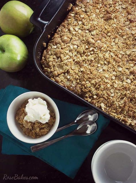 This Apple Crisp for a Crowd is warm and packed with flavor, soft and crispy, sweet and tart. The taste and texture are almost better than an apple pie. You can serve it warm with a scoop of vanilla ice cream and have a perfect comfort food. It makes enough for a big family or potluck! Apple Crisp For A Crowd, Fall Desserts Apple, Crisp Recipes, Fall Desserts Easy, Treats Recipes, Food Appetizers, Apple Crisp Recipes, Cooking For A Crowd, Desserts For A Crowd