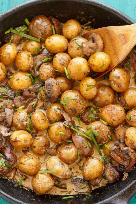 Pilz - Kartoffel Pfanne .Habe Zeit für deine Liebsten ! Cooked Potatoes, Roasted Baby Potatoes, God Mat, Baby Potatoes, Mushroom Sauce, Winter Warmers, Veggie Dishes, Vegetable Dishes, Veggie Recipes