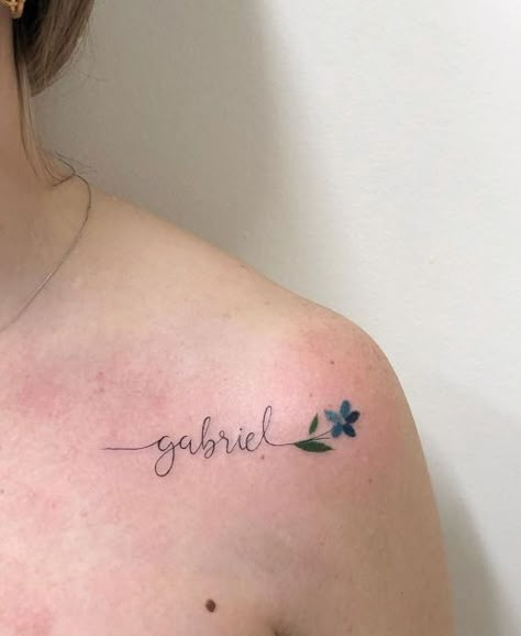 Nombre: Gabriel y flores por LCjunior Tattoo - Tatuajes para Mujeres Small Name Tattoo, Feminine Thigh Tattoos, Name Tattoo On Hand, Name Tattoos For Moms, Tattoo For Baby Girl, Name Tattoos On Wrist, Small Girly Tattoos, Writing Tattoos, Name Tattoo Designs