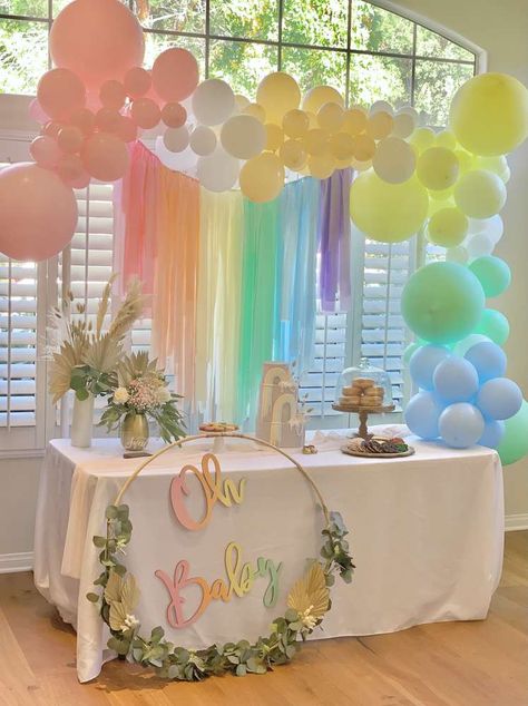 Rainbow Centerpiece Ideas Diy, Pastel Rainbow Balloon Garland, Pastel Rainbow Centerpiece Ideas, Pastel Rainbow Baby Shower Theme, Rainbow Backdrop Diy, Baby Shower Arcoiris Decoracion, Rainbow Centerpiece Ideas, Pastel Rainbow Baby Shower Ideas, Colorful Baby Shower Ideas