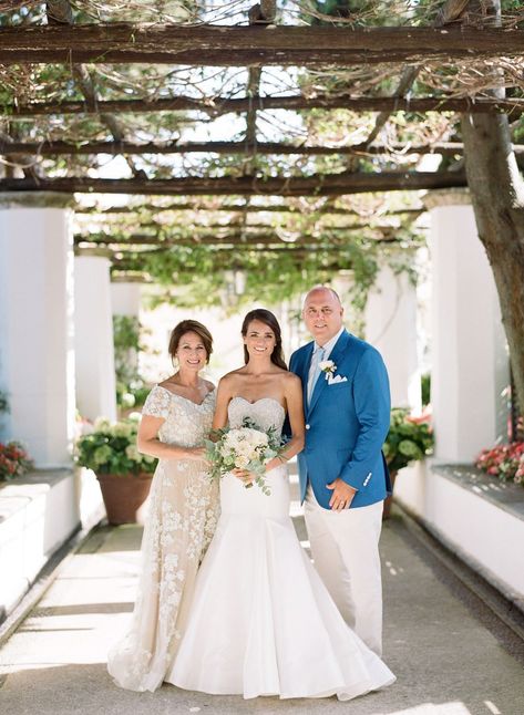 Parents Of The Bride And Groom Attire, Bride With Father, Alt Wedding Dress, Father Of The Bride Attire, Father Of The Bride Outfit, Parents Of The Bride, Champagne Gown, Ravello Italy, Bridal Parties Pictures