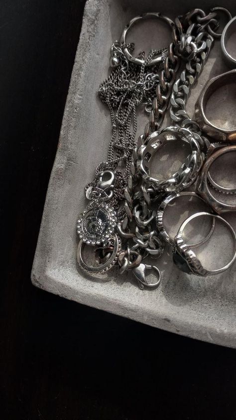 Chains, grunge accessories, rings, silver chains silver rings, rickowens Silver Jewellery Grunge, Silver Jewelry Streetwear, Bulky Silver Jewelry, Dark Silver Jewelry Aesthetic, Grunge Silver Jewelry, Silver Grunge Jewelry, Silver Chain Aesthetic, Diy Grunge Jewelry, Grunge Rings