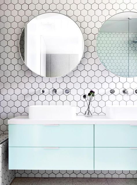 Hexagon Tile Bathroom, White Hexagon Tiles, Honeycomb Tile, Bilik Air, Hex Tile, Tiles Ideas, Ideas Hogar, Gorgeous Bathroom, Basement Bathroom