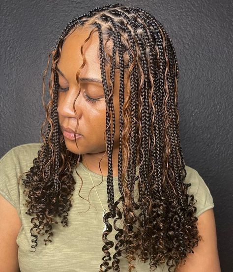 Braids For Black Women Medium Length, Shoulder Length Knotless Braids With Curls, Short Brown Goddess Braids, Medium Short Boho Knotless Braids, Medium Length Curly Box Braids, Short Boho Braids Knotless, Braids Shoulder Length, Boho Bob Knotless Braids With Color, Braids With Curls Medium Length