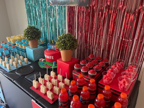 #boysbirthdaycakes #nintendoswitch #birthdaypartyideas #nintendoswitchparty #fortnite #kidsbirthdayparty Nintendo Switch Party Food, Nintendo Switch Party Decorations, Nintendo Party Decorations, Nintendo Birthday Party Ideas, Switch Birthday Party Ideas, Gaming Party Ideas Boys, Nintendo Switch Birthday Party, Nintendo Switch Birthday Party Ideas, Nintendo Switch Birthday