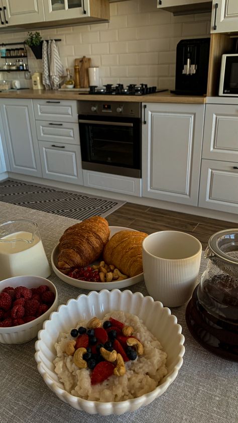 Breakfast Aesthetic Mornings Table, British Breakfast Aesthetic, Breakfast Outside Aesthetic, Rainy Breakfast, Morning Breakfast Aesthetic, England Breakfast, Breakfast Photos, Comforting Breakfast, Early Breakfast