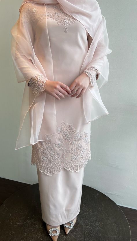 Wedding Kurung Modern, Malaysian Bridesmaid Dresses, Malay Engagement Dress, Shantung Silk Kurung Design, Hijab Outfit Wedding, Baju Kurung Wedding, White Baju Kurung, Tunang Outfit, Bridesmaid Kurung