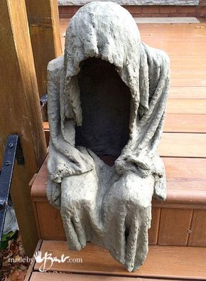 Finish off the concrete Concrete Light, Halloween Props Diy, Creepy Halloween Decorations, Concrete Diy Projects, Cement Art, Adornos Halloween, Concrete Crafts, Concrete Projects, Cement Crafts