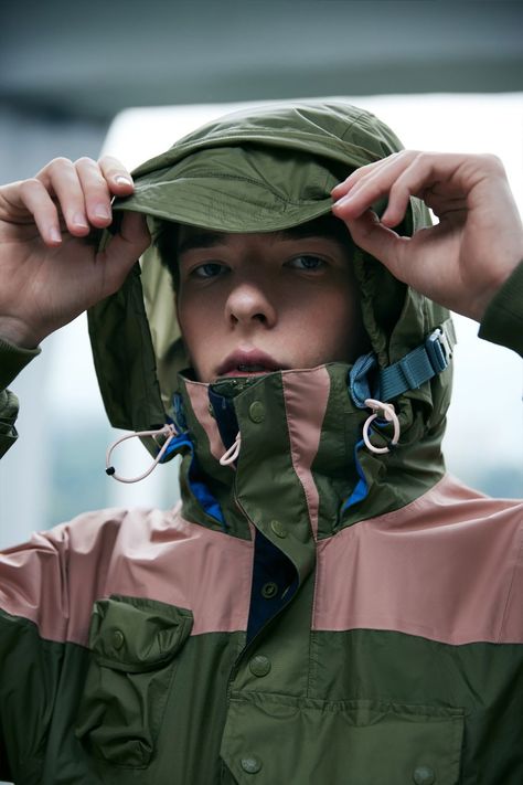 The Nord Face, Trekking Photography, Nort Face, Outdoorsy Style, Khaki Trench, Fishtail Parka, Fashion Street Style, Fashion Photography Inspiration, Street Style Fashion