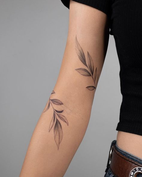 Botanisches Tattoo, Arm Wrap Tattoo, Olive Tattoo, Wrap Around Wrist Tattoos, Around Arm Tattoo, Wrap Around Tattoo, Wrap Tattoo, Elbow Tattoos, Vine Tattoos