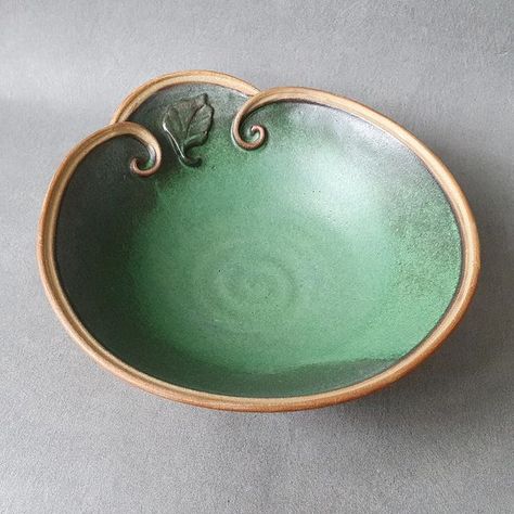 Kajsa Leijström on Instagram: "Another green bowl from the latest glaze firing" Bowl Pottery Ideas, Pottery Ideas Wheel Thrown, Thrown Pottery Ideas, Ceramic Plates Art, Ceramics Bowls, Ceramics Bowls Designs, Ceramics Pottery Bowls, Coil Pottery, Pottery Platter