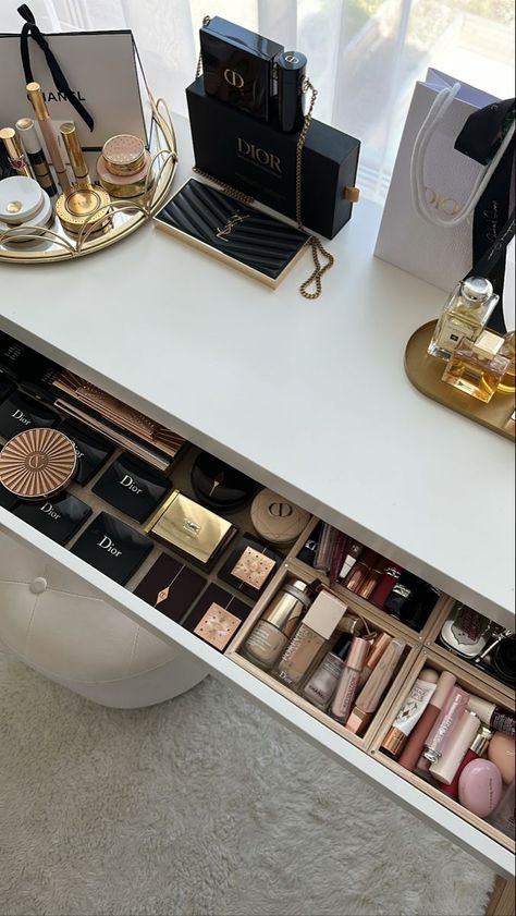 Luxury Makeup Vanity, Rangement Makeup, Vanity Organization, Luxury Lifestyle Dreams, Makeup Room, Dream Apartment, Luxury Makeup, Beauty Room, Bedroom Inspo