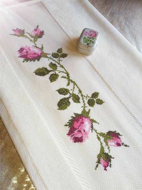 +43 Ideias de rosas em ponto cruz para deixar suas peças perfeitas - Artesanato Passo a Passo! Cross Stitch Kitchen, Towel Embroidery, Winter Cross Stitch, Crochet Leaves, Crochet Table Runner, Cross Stitch Borders, Embroidery Flowers Pattern, Floral Cross Stitch, Cross Stitch Rose