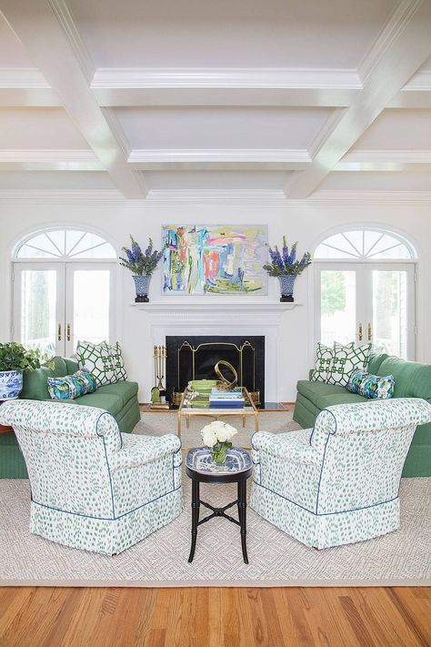 Pillar Decorations, Blue And Green Living Room, Beautiful Room Designs, Blue And White Living Room, Lucy Williams, Beautiful Room, Decor Luxury, Luxury Interiors, Traditional Living