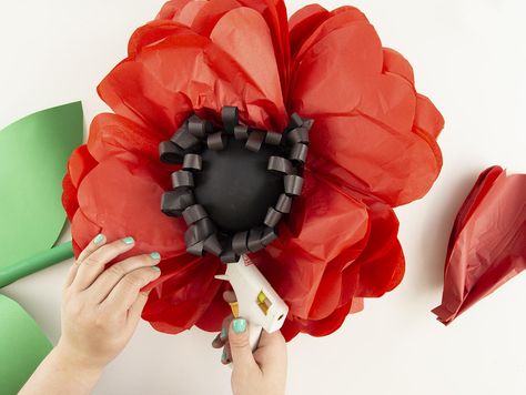 DIY Giant Poppy Flowers | Fun365 Diy Poppy Flower, Flowers Diy Easy, Flower Costumes, Crochet Cookies, Wicked Party, Wizard Of Oz Decor, Hoco Ideas, Paper Flowers Diy Easy, Tissue Paper Crafts