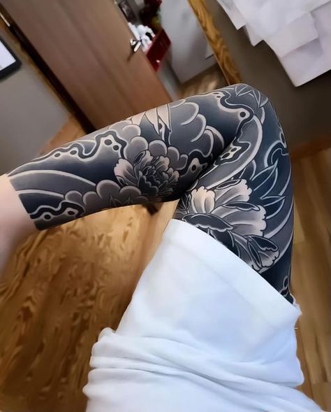 Traditional Japanese Tattoo Sleeve, Japanese Wave Tattoos, Tato Maori, Japanese Leg Tattoo, Black Sleeve Tattoo, Black And Grey Sleeve, Japanese Tattoos For Men, Tattoo Japanese Style, Japanese Legs