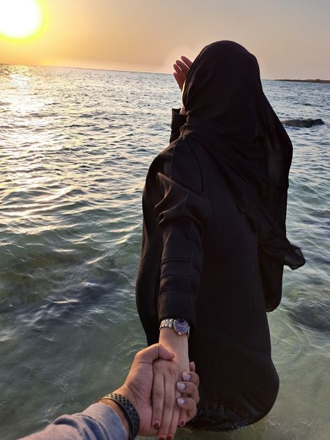 Couple Dp Hijab, Photo Couple Hijab, Muslim Couple Poses, Propose Photo, Hijabi Couples, Mother's Pic, Hijab Couple, Instagram Couples, Muslim Couple