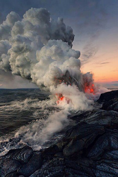 Underwater volcano eruption Hawaii Volcanoes National Park, Hawaii Volcano, Volcano National Park, Natural Phenomena, Alam Yang Indah, Kauai, Science And Nature, Oahu, Amazing Nature