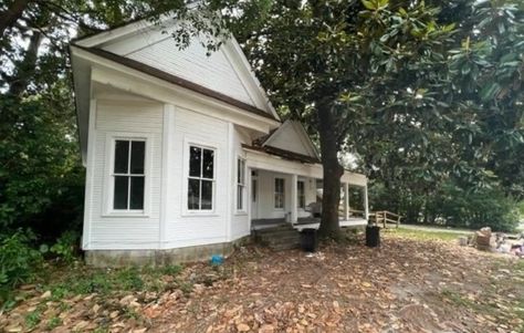 Cheapish Victorian Farmhouse For Sale in Atmore, AL $95K - Old Houses Under $50K 1900s Farmhouse Exterior, Victorian Farmhouse Exterior, 1900s Farmhouse, Folk Victorian Farmhouse, Folk Victorian, White Victorian, Victorian Farmhouse, Old Houses For Sale, Old Home