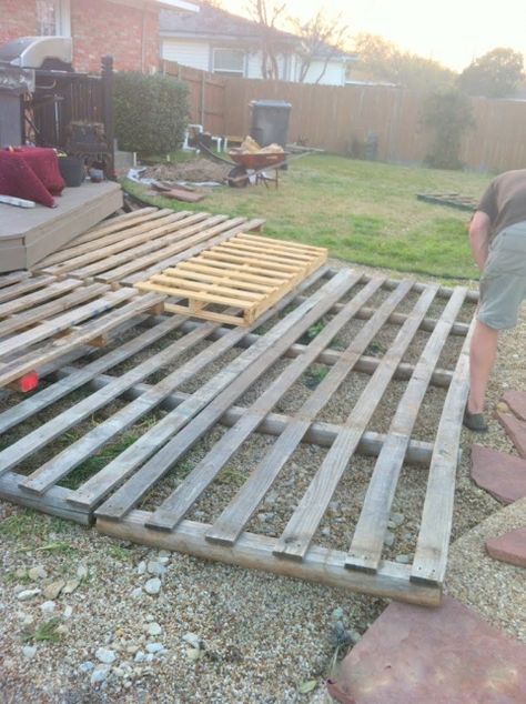 laying out the pallets for the deck, The Second Wind of Texas featured on Remodelaholic Pallet Patio Decks, Pallet Deck Diy, Pallet Deck, Deck Addition, How To Build Steps, Bar Outdoor, Floating Deck, Pallet Patio, Wooden Pallet Projects