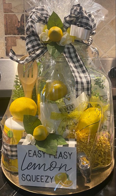 Lemonade Gift, Silent Auction Gift Basket Ideas, Raffle Gift Basket Ideas, Summer Gift Baskets, Auction Gift Basket Ideas, Fundraiser Baskets, Theme Baskets, Silent Auction Baskets, Creative Gift Baskets