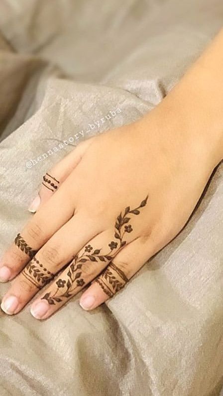 Easy henna design Simple Henna Designs For Beginners Hand, Eid Henna Designs Simple, Henne Tattoo, Henna Designs Wrist, Henna Inspired Tattoos, Tato Henna, Finger Henna Designs, Henna Tattoo Hand, Henna Tattoo Designs Hand