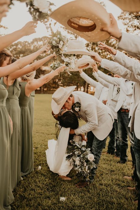 Country Themed Wedding Colors, Christmas Country Wedding Ideas, Modern Western Wedding, Country Wedding Theme, Country Wedding Pictures, Country Western Wedding, Dream Marriage, Country Wedding Photos, Western Themed Wedding