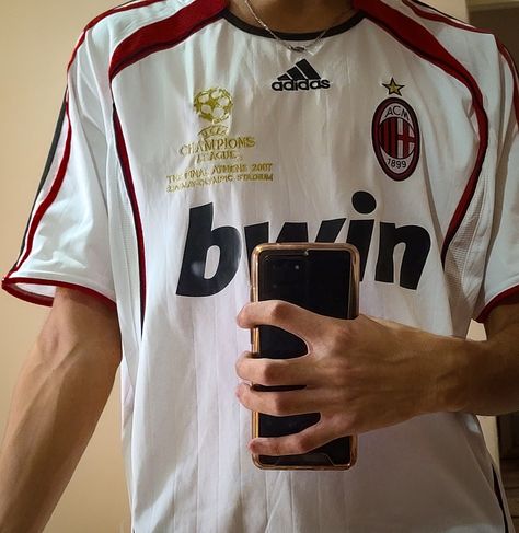 Milan😩 Ac Milan Jersey Outfit, Ac Milan Jersey, Ac Milan Shirt, Camisa Time, Milan Outfits, Jersey Outfits, Jersey Fits, Milan Football, Italy Shirt