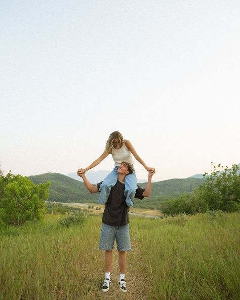 summer nights with someone you love 💕⛰️🌕 Pictures To Take With Your Boyfriend At The Movies, Funny Boyfriend Girlfriend Photos, Summer Photoshoot Ideas Couples, Cute Professional Couple Pictures, Couple Summer Photos, Cute Boyfriend Girlfriend Pictures, Picking Up Girlfriend Pictures, Pictures To Take With Boyfriend, Cute Pictures With Your Boyfriend