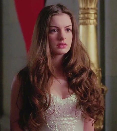 Anne Hathaway Hair, Emmanuelle Vaugier, Ella Enchanted, Princess Diaries, Female Actresses, Anne Hathaway, Iconic Women, Pretty Hairstyles, Beauty Fashion