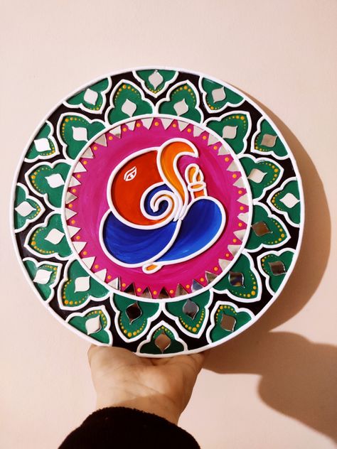 Lippon Art Ganesha, Limpan Art Designs, Shiv Ji Lippan Art, Ganesha Lippan Art Design, Lipan Art Mirror Work Diy Round, Ganpati Lippan Art, Simple Lippan Art, Lippon Art Designs, Modern Lippan Art