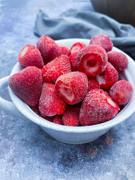 Frozen Strawberry Snacks, Dessert Frozen Strawberries, Frozen Fruit Aesthetic, Strawberries In The Snow, Delicious Strawberry Smoothie, Freeze Strawberries, Vegan Sweet Potato Pie, Freezing Strawberries, Blue Drink