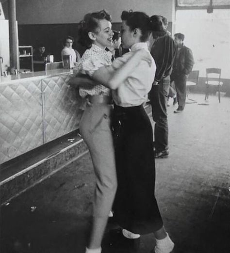 Friends Dancing, Couples Vintage, Vintage Lesbian, Gay History, Woman Loving Woman, Vintage Couples, Lesbian Art, Stevie Wonder, Coney Island