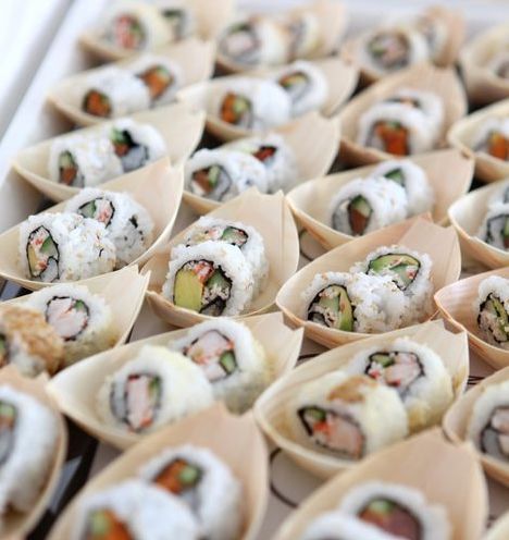 Wedding Appetizer Station, Sushi Catering Presentation, Sushi Wedding Reception, Sushi Buffet Display, Sushi Catering Display, Sushi Presentation Ideas, Sushi Bar Wedding, Chrismas Party Food, Sushi Wedding