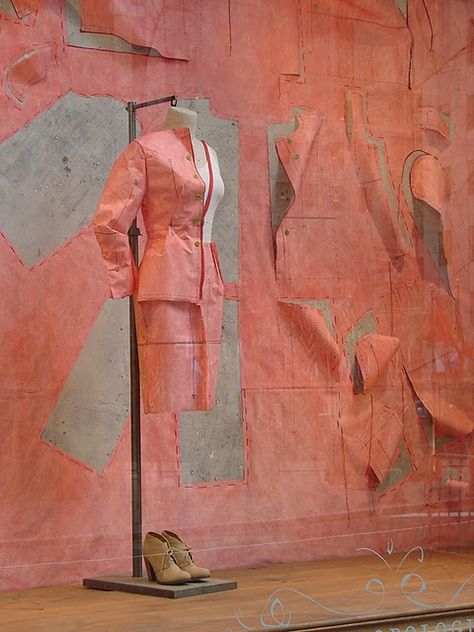 clothing pattern off wall and reflected onto mannequin Anthropologie Window Display, Anthropologie Display, Fashion Installation, Fashion Window Display, Display Visual Merchandising, Decoration Vitrine, Fashion Displays, Windows Display, Store Window Display