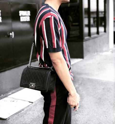 Chanel boy on boy #streetstyle @knyfortaleza on IG Boy On Boy, Chanel Boy Bag Medium Vs Large, Luxury Bag Men, Boy Chanel Bag, Grey Chanel Boy Bag, Chanel Boy Bag Medium, Chanel Le Boy, Chanel Boy Bag Black, Black Ninja