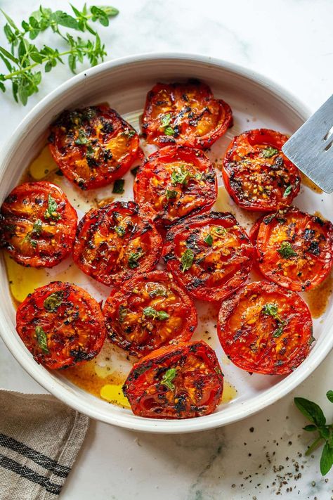 Fire up the grill and treat your taste buds to our savory Mediterranean Grilled Tomatoes with garlic, oregano, olive oil, and balsamic vinegar. A mouthwatering, healthy, and vegan-friendly side dish that's ready in 20 minutes - perfect for all your summer cookouts! Easy Bbq Side Dishes, Tomato Dishes, Bbq Side Dishes, Grilled Tofu, Grilled Tomatoes, Healthy Grilling, Summer Side Dishes, Fire Roasted Tomatoes, Fresh Oregano