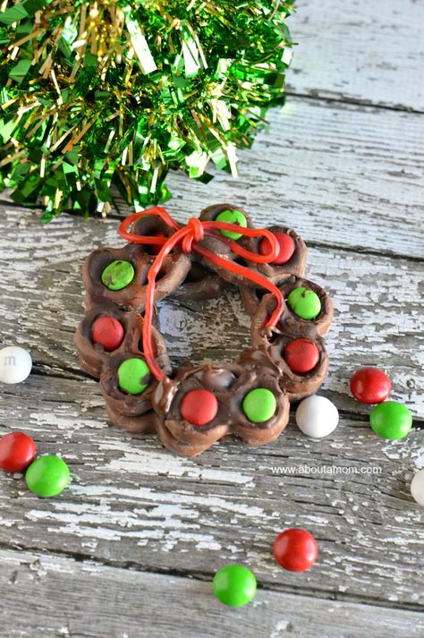 Pretzel Wreath, Pretzel Wreaths, Chocolate Covered Pretzels Christmas, Christmas Pretzel, Christmas Pretzels, Holiday Treats Christmas, Covered Pretzels, Christmas Food Gifts, Holiday Candy